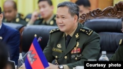 លោក ហ៊ុន ម៉ាណែត អគ្គ​មេ​បញ្ជាការ​រង​នៃ​កង​យោធពល​ខេមរភូមិន្ទ​និងប្រតិភូយោធាកម្ពុជា ក្នុង​កិច្ច​ប្រជុំជាមួយអនុប្រធានអគ្គសេនាធិការនៃកងទ័ពប្រជាជនវៀតណាម នៅទីក្រុងហាណូយ ប្រទេសវៀតណាម នៅថ្ងៃទី៨ ខែសីហា ឆ្នាំ​២០២២។ (ហ្វេសប៊ុក/Hun Manet)