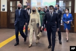 Dari kiri ke kanan, Senator Demokrat Ed Markey dari Massachusetts, kiri, dan Perwakilan Demokrat John Garamendi dari California, kedua dari kiri, tiba bersama istri mereka di gedung parlemen di Taipei, Taiwan, pada Senin, 15 Agustus 2022. (Foto: AP/Johnson Lai)