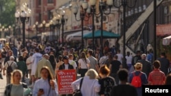 La altamente transitada calle Arbat, en el centro de Moscú, capital de Rusia, el 8 de junio de 2022.