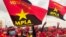 Apoiantes do MPLA exibem bandeiras do partido no comício de encerramento de campanha eleitoral. Camama, Luanda.