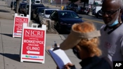 Sejumlah orang mengantre untuk mendapatkan vaksin cacar monyet di sebuah klinik di North Jersey Community Research Initiative di Newark, New Jersey, pada 16 Agustus 2022. (Foto: AP/Seth Wenig)