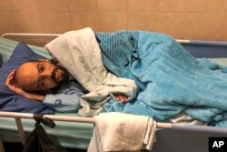 Khalil Awawdeh (40), yang telah melakukan aksi protes dengan mogok makan selama beberapa bulan karena ditahan tanpa tuduhan atau pengadilan yang disebut Israel sebagai penahanan administratif, berbaring di tempat tidur di Asaf Rumah Sakit Harofeh di Be'er Ya'akov, Israel, Jumat, 19 Agustus 2022. (Ahlam Haddad, via AP)