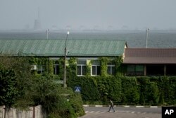 نمایی از نیروگاه هسته‌ای زاپوریژیا از شهر نیکوپل در سوی دیگر رود دنیپرو. ٢٢ اوت ٢٠٢٢