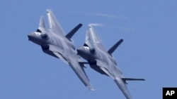 2018年在珠海航展上出现的两架中国的歼-20重型隐身战斗机。美联社资料照。