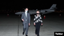 2022年8月25日，美国联邦参议员玛莎·布莱克本抵达台北后，与台湾外交部北美司司长徐佑典同行。（来源 - 参议员布莱克本推特）