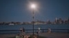ARCHIVO - La gente pasa tiempo en el parque al anochecer durante una ola de calor de verano, el 21 de julio de 2022, en Hoboken, Nueva Jersey.
