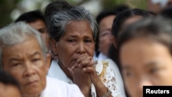 រូបឯកសារ៖ ស្ត្រីម្នាក់ស្រក់ទឹកភ្នែកក្នុងពេលចូលរួមពិធីរំឭកវិញ្ញាណក្ខន្ធរបស់ជនរងគ្រោះនៃរបបខ្មែរក្រហម នៅមជ្ឈមណ្ឌលប្រល័យពូជសាសន៍ជើងឯក រាជធានីភ្នំពេញ កាលពីថ្ងៃទី ២០ ខែឧសភា ឆ្នាំ ២០១៦។