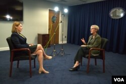 Jennifer Granholm u razgovoru sa Iuliiom Iarmolenko, novinarkom ukrajinskog servisa Glasa Amerike.