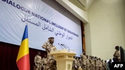 Le président de transition Mahamat Idriss Deby Itno salue lors de la cérémonie d'ouverture du Dialogue national au Palais du 15 janvier à N'Djamena le 20 août.