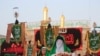 Peringatan Ashura Muslim Syiah yang menandai kesyahidan Husain bin Ali, cucu Nabi Islam Muhammad, dan anggota keluarga dekatnya dalam Pertempuran Karbala, di Karbala, Irak, Senin, 8 Agustus 2022. (AP /Anmar Khalil)