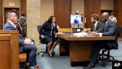 La fiscal del condado de Fulton, Fani Willis, en el centro, y su equipo, durante los procedimientos para establecer un gran jurado especial en el condado de Fulton, Georgia, el 2 de mayo de 2022, para investigar las acciones del expresidente Donald Trump y sus partidarios.