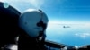 Seorang pilot Angkatan Udara menavigasi pesawat di samping jet tempur di bawah Komando Teater Timur Tentara Pembebasan Rakyat China (PLA) selama latihan militer di perairan dan wilayah udara sekitar Taiwan, di lokasi yang dirahasiakan 9 Agustus 2022. (Foto: via Reuters )