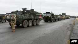 Ilustrasi - Berbagai kendaraan militer menunggu di Lapangan Udara Rose Barracks Komando Pelatihan Angkatan Darat ke-7, Vilseck, Jerman, 9 Februari 2022.(Gertrud Zach / US ARMY / AFP) 