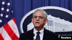 El secretario de Justicia de EEUU, Merrick Garland, ofrece declaraciones sobre la orden de allanamiento del FBI en la finca Mar-a-Lago al expresidente Donald Trump en Florida, durante una conferencia en Washington, el 11 de agosto de 2022.