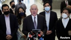 រូបឯកសារ៖ អតីត​នាយក​រដ្ឋមន្ត្រី​ម៉ាឡេស៊ី​លោក Najib Razak ថ្លែង​ក្នុង​សន្និសីទ​សារព័ត៌មាន​មួយ​នៅ​តុលាការ​សហព័ន្ធ​នៅ​ទីក្រុង Putrajaya ប្រទេស​ម៉ាឡេស៊ី កាលពី​ថ្ងៃទី១៨ ខែសីហា ឆ្នាំ២០២២។