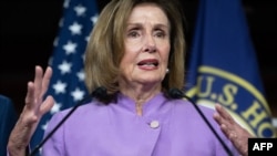 La presidenta de la Cámara de Representantes de EE. UU., Nancy Pelosi (D-CA), habla sobre su viaje a Asia la semana pasada, durante una conferencia de prensa en el Capitolio, en Washington, DC, el 10 de agosto de 2022.