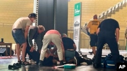 Pengunjung acara diskusi di Chautauqua Institution membantu penulis Salman Rushdie setelah ia ditikam pada Jumat, 12 Agustus 2022 di Chautauqua, New York.