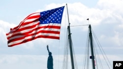 Инфлацијата во САД се зголеми за 3% во јануари.
Фото: Американското знаме над реката Хадсон, кај Њујорк. 8 мај, 2026 година.