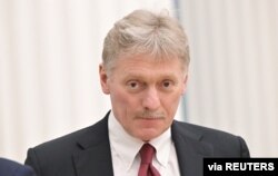 Juru bicara Kremlin Dmitry Peskov menghadiri konferensi pers bersama Presiden Rusia Vladimir Putin dan Presiden Belarusia Alexander Lukashenko di Moskow, Rusia 18 Februari 2022. (Foto: via Reuters)