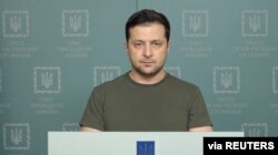 Presiden Ukraina Volodymyr Zelenskiy membuat pernyataan di Kyiv, Ukraina, 27 Februari 2022. (Foto: via Reuters)