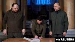 Tổng thống Ukraine Volodymyr Zelenskiy ng&#224;y 28/2 k&#253; một y&#234;u cầu ch&#237;nh thức xin EU cho Ukraine gia nhập.