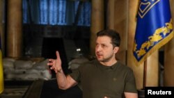 Presiden Ukraina Volodymyr Zelenskiy berbicara selama wawancara dengan Reuters di Kyiv, Ukraina, 1 Maret 2022. (Foto: REUTERS/Umit Bektas)