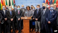 توماس لیندا گرینفیلد، سفیر ایالات متحده در سازمان ملل متحده، در یک کنفرانس خبری پس از نشست شورای امنیت با موضوع تهاجم روسیه به اوکراین. مقر سازمان ملل در نیویورک. جمعه ۶ اسفند ۱۴۰۰