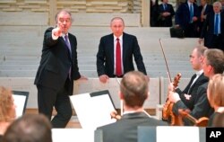 گرگی‌یف مدیر موسیقی تئاتر ماریینسکی سن پیترزبورگ روسیه و ولادمیر پوتین