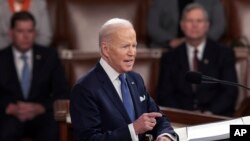 El presidente Joe Biden pronuncia su discurso sobre el Estado de la Nación ante una sesión conjunta del Congreso en el Capitolio, el martes 1 de marzo de 2022, en Washington DC.