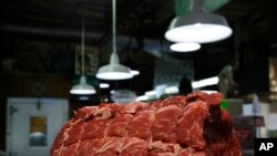 د سرې غوښې ډیره خوړل د زړه د ناروغۍ سبب کیږي. 