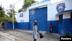 Une femme pleure l'arrestation de son fils devant une prison dans l'ouest d'Haïti (23 octobre 2016).