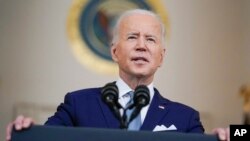 Le président Joe Biden prend la parole alors qu'il annonce que le juge Ketanji Brown Jackson est son candidat à la Cour suprême dans le Cross Hall de la Maison Blanche, le 25 février 2022 à Washington.