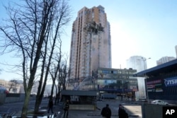 Sebuah gedung apartemen rusak akibat serangan roket di kota Kyiv, Ukraina, Sabtu, 26 Februari 2022. (Foto: AP)