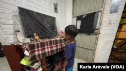 Entre los planes que tiene Estela y César está comprar una casa para asegurar la vivienda de su hijo de cinco años. Foto Karla Arévalo, VOA.
