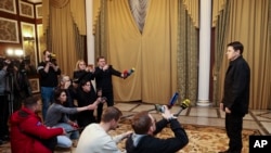 Советникот на украинскиот претседател дава изјава по најновата рунда преговори.