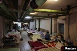 Orang tua dan staf medis di salah satu tempat penampungan Rumah Sakit Anak Okhmadet, saat invasi Rusia ke Ukraina berlanjut, di Kyiv, Ukraina 28 Februari 2022. (REUTERS/Umit Bektas)