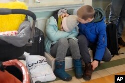 پناهجویان خسته اوکراینی در ایستگاه راه‌آهن در لهستان استراحت می‌کنند - ۱ مارس ۲۰۲۲