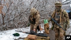 Tentara Ukraina di luar Kharkiv, Ukraina, Sabtu, 26 Februari 2022. Presiden Volodymyr Zelenskyy mengklaim bahwa pasukan Ukraina telah menangkis serangan Rusia dan bersumpah untuk terus berperang. (AP/Andrew Marienko )