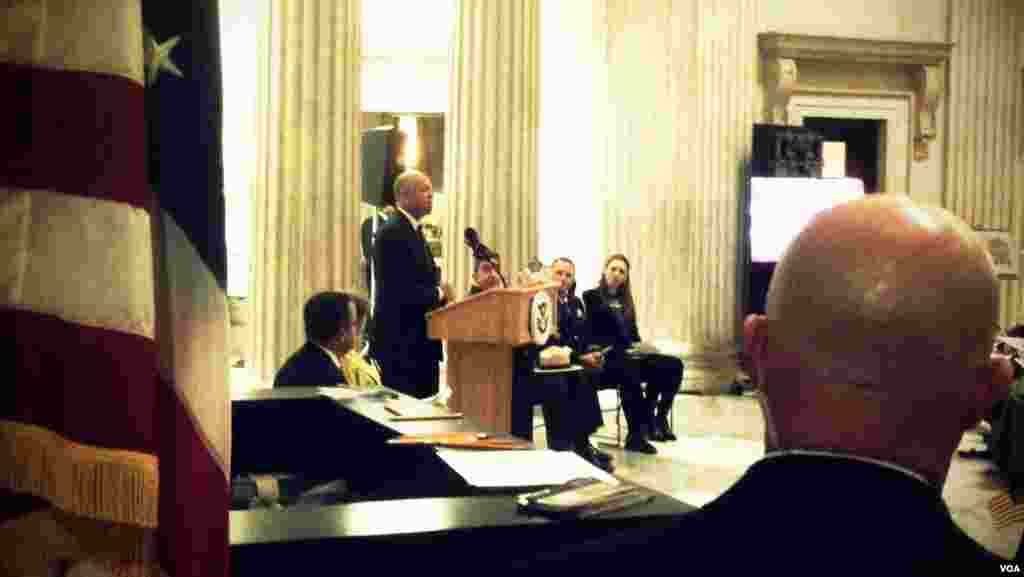 Security was tight as U.S. Secretary of Homeland Security Jeh Johnson administered the oath of allegiance to America's newest citizens at Federal Hall, New York, May 22, 2014. (Adam Phillips/VOA)