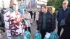  Ljudi donose paketiće sa pelenama u sklopu akcije "Građani Podgorice za Ukrajinu" (Foto: VOA)