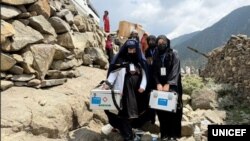 گروهی از کارمندان زن در حال امدادرسانی به زلزله‌زدگان در شرق افغانستان