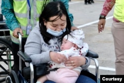 Sebagian WNI dari Ukraina yang menempuh perjalanan panjang keluar dari pesawat terbang dibantu kursi roda. (Kemlu RI)