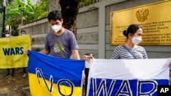 Spanduk yang mengecam invasi Rusia ke Ukraina di depan Kedutaan Besar Rusia di Jakarta, 4 Maret 2022 sebagai ilustrasi. Pemerintah sedang membahas rencana untuk memindahkan kegiatan KBRI di Ukraina dari Ibu Kota Kyiv ke Lviv. (Foto: AP)