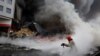 Seorang petugas berusaha memadamkan kebakaran pasca serangan Rusia terhadap Desa Chaiky, di kawasan Kyiv, Ukraina (3/3). 