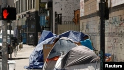 Para tunawisma tinggal di tenda-tenda di kota Los Angeles, California, AS.