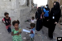 Aktris Hollywood dan utusan khusus untuk PBB Angelina Jolie (kanan), bersama staf UNHCR berjalan di sekitar kamp darurat untuk pengungsi Yaman di Al Kandam, Yaman Minggu, 6 Maret 2022. (Marwan Tahtah/UNHCR via AP)