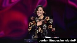 Maggie Gyllenhaal menerima penghargaan sutradara terbaik dalam ajang Independent Spirit Award 2022 melalui filmnya "The Lost Daughter." Ajang tersebut digelar di Santa Monica, California, pada 6 Maret 2022. (Foto: Jordan Strauss/Invision/AP)