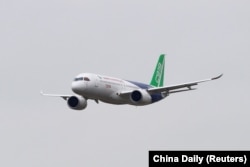 珠海航空展上展示中国首款C-919大型客机。（2022年11月8日）