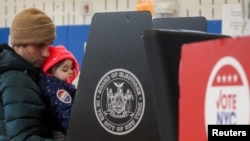 Seorang pemilih memberikan suara saat memberikan suara dalam pemilihan paruh waktu 2022 di Brooklyn, New York, AS, 8 November 2022. (Foto: REUTERS/Brendan McDermid)
