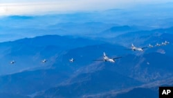 Sejumlah pesawat pengebom dan jet tempur di atas Semenanjung Korea Selatan selama latihan udara gabungan AS-Korsel yang disebut "Vigilant Storm", November .5, 2022. (Foto: via AP)